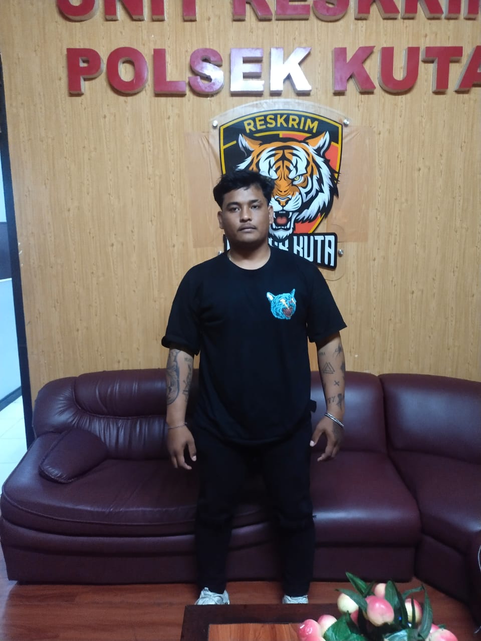 DIAMANKAN: GEKP, 21, seorang pemuda dari Denpasar diamankan di Mapolsek Kuta usai aniaya petugas jagabaya di Kuta.