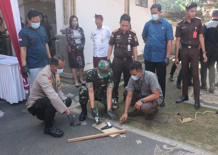 MUSNAH : Kejari Klungkung melakukan pemusnahan barang bukti.
