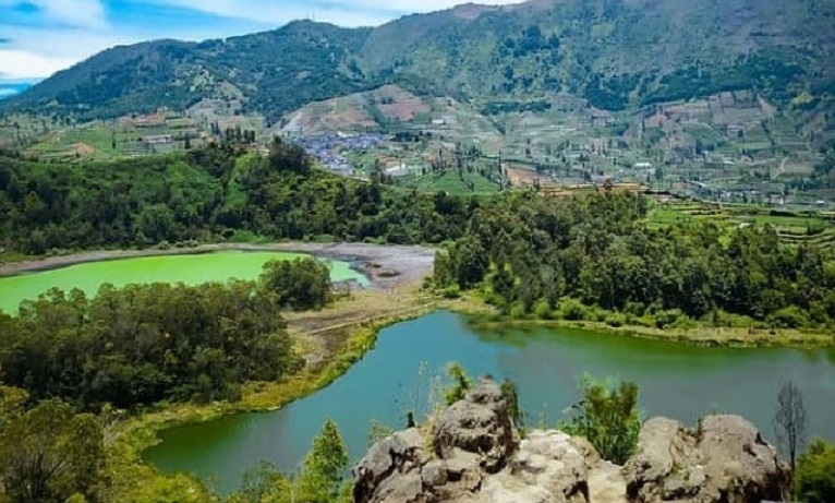 Batu Ratapan Angin terletak di Jalan Dieng, Km 24. Desa Jojogan, Kecamatan Kejajar, Wonosobo, Jawa Tengah.
