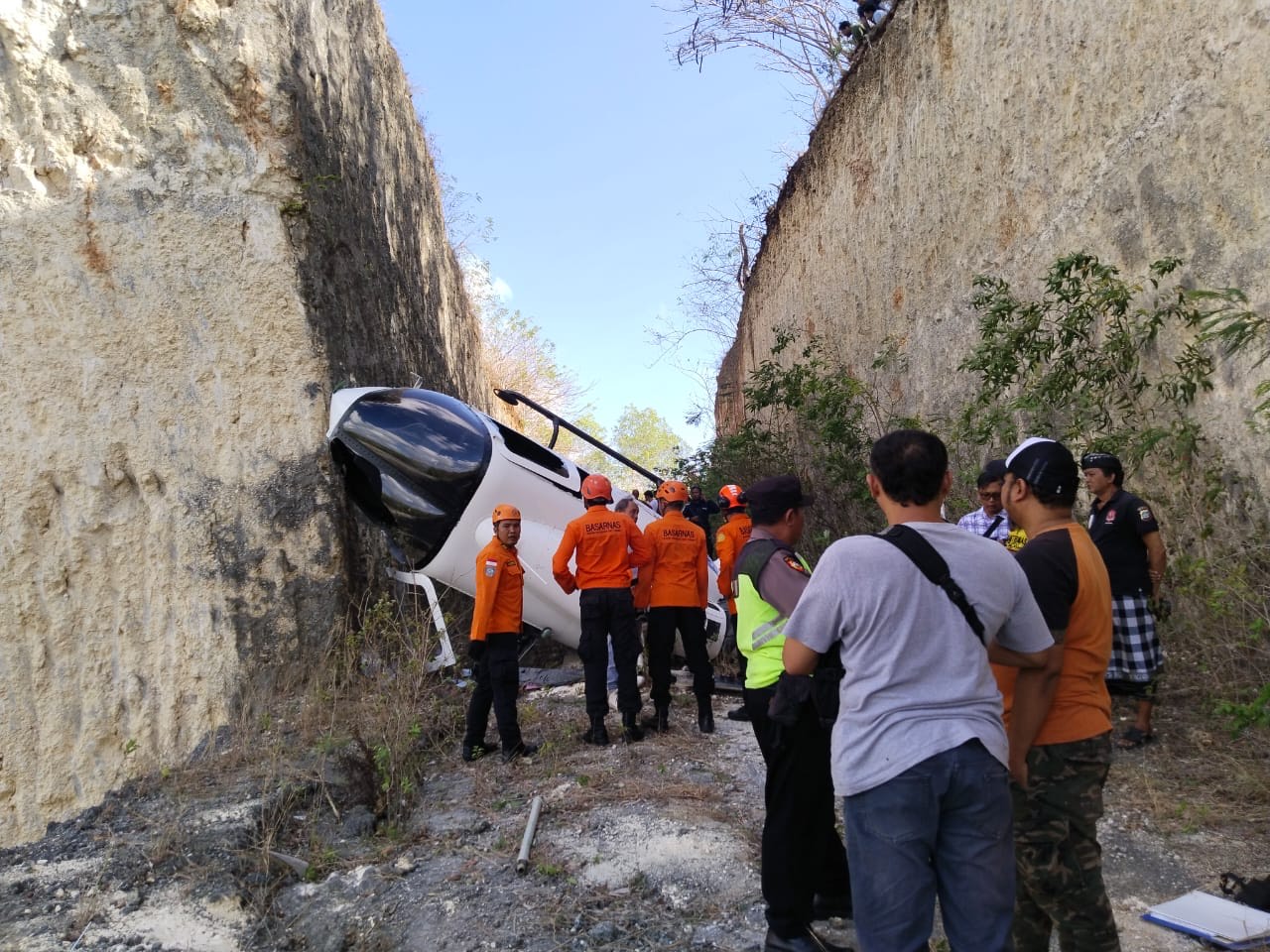 INVESTOR: Helikopter yang jatuh di kawasan Pantai Suluban, Desa Pecatu, membawa penumpang terjatuh para investor asing yang hendak cek lokasi tanah.