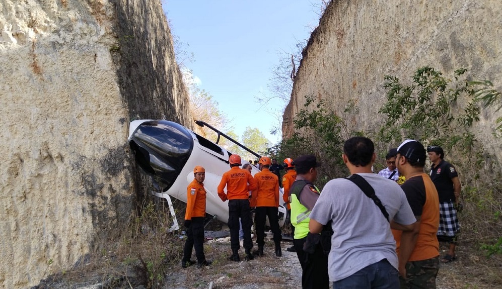 Helikopter yang jatuh di tebing Pantai Suluban, Pecatu, Bali, Jumat (19/7/2024)