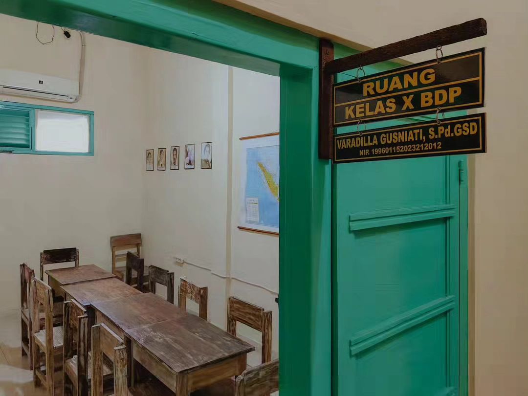 Minum kopi dengan suasana seperti di ruang kelas.