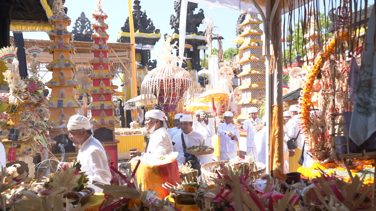 Upacara tawur agung dan pecaruan wraspati kalpa di Pura Ponjok Batu, Tejukala, Buleleng, Bali, Jumat (19/7/2024).