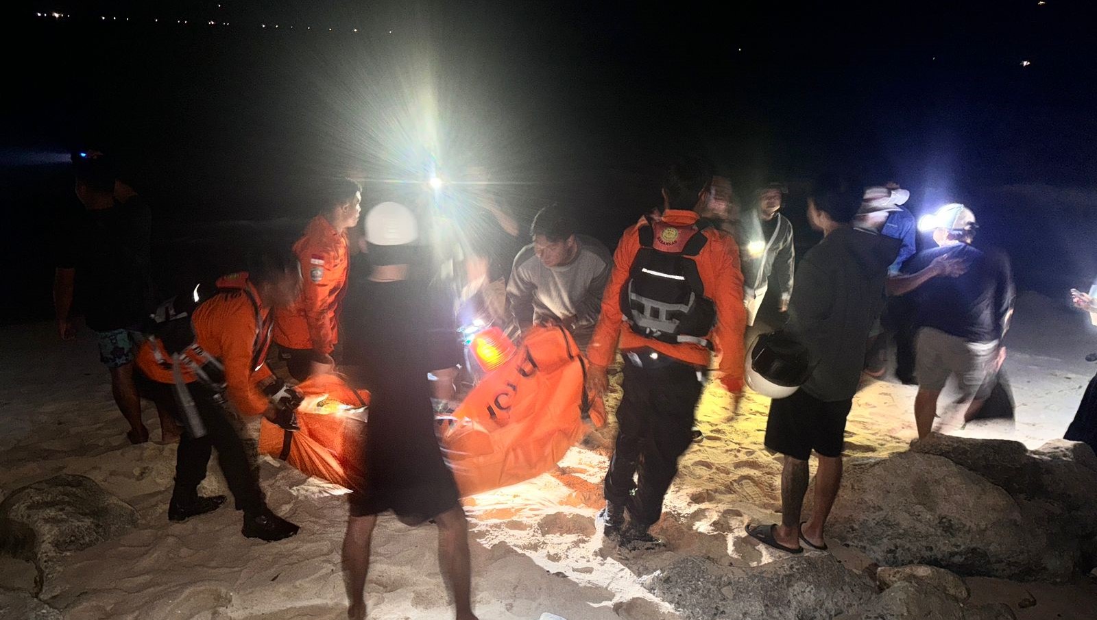 Tim SAR mengevakuasi seorang mahasiswa terseret arus Pantai Dreamland di Kecamatan Kuta Selatan, Kabupaten Badung, Bali, Jumat (19/7/2024).