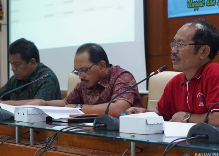 EVALUASI : Pj Bupati Klungkung I Nyoman Jendrika saat memimpin rapat evaluasi kinerja Satgas Optimalisasi Peningkatan Pajak Daerah di ruang rapat Praja Mandala Kantor Bupati Klungkung.