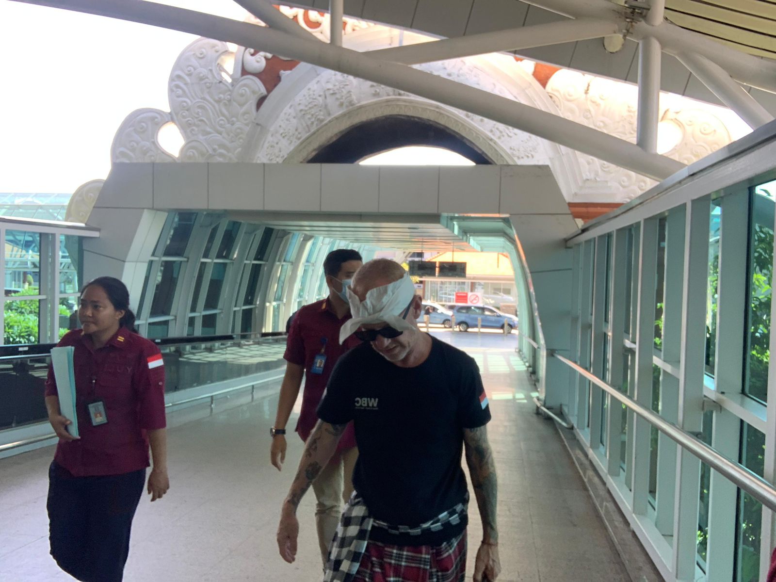 DIDEPORTASI: Bule Australia ACH dipulangkan ke negara asalnya melalui Bandara Internasional I Gusti Ngurah Rai.