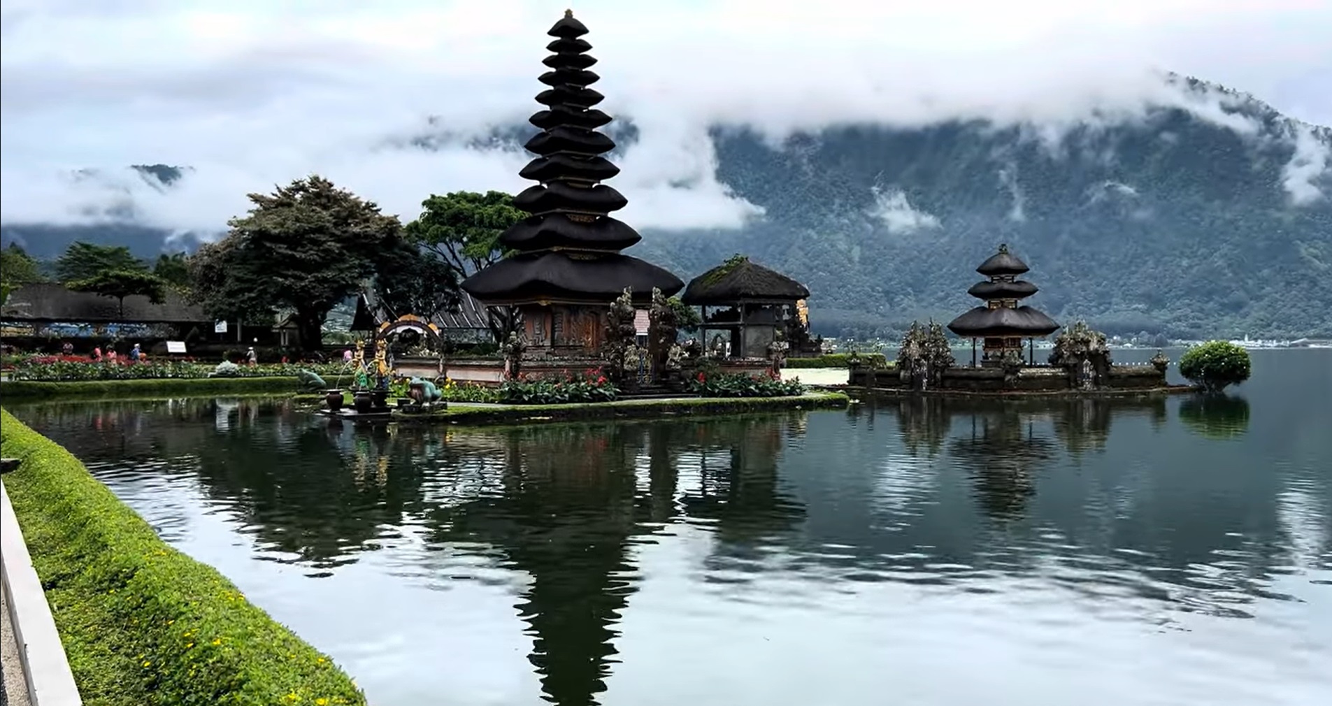 Pura Ulun Danu Beratan, Desa Candikuning, Kecamatan Baturiti, Tabanan
