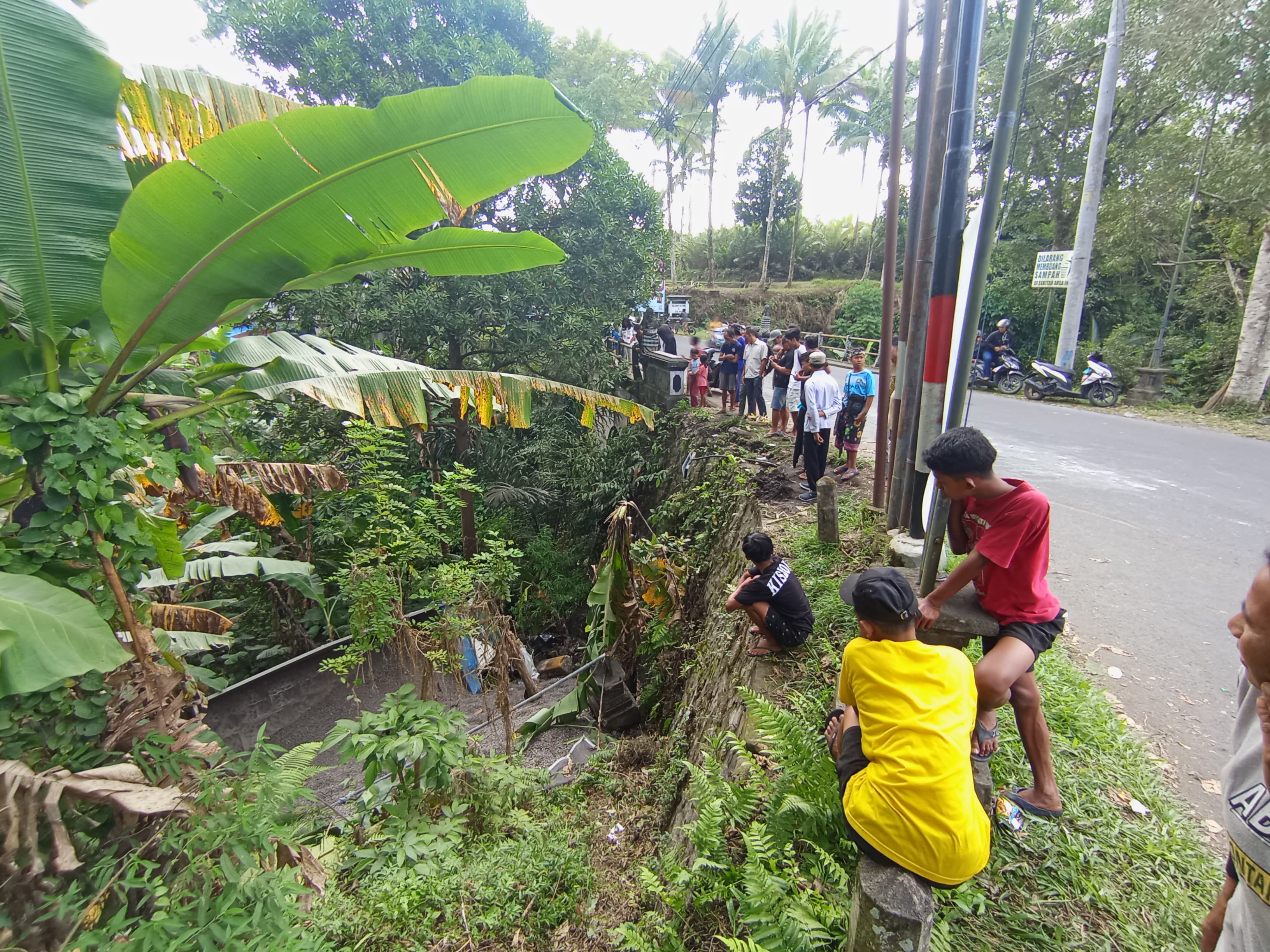 MASUK JURANG:  Sebuah dan sepeda motor terlibat kecelakaan di Desa Duda Timur Karangasem yang mengakibatkan pemotor masuk jurang.
