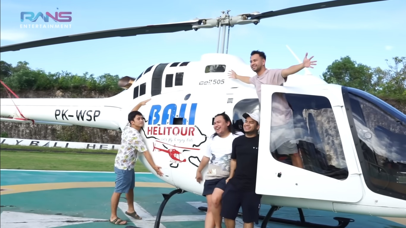 Raffi Ahmad dan helikopter Bali Helitour di GWK. Helikopter inilah yang jatuh di Pantai Suluban, Pecatu, Bali.