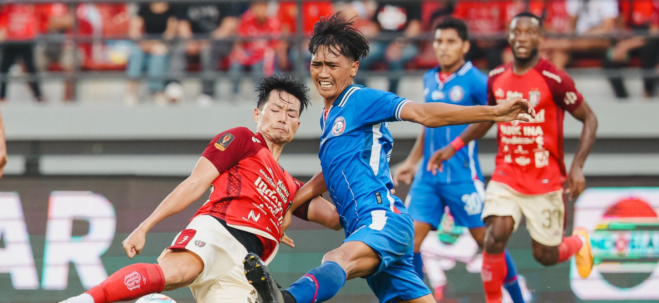 Gelandang baru Bali United, Kenzo Nambu saat beradu fisik dengan pemain Arema FC di Stadion Kapten I Wayan Dipta, Gianyar di laga perdana grup B Piala Presiden 2024.