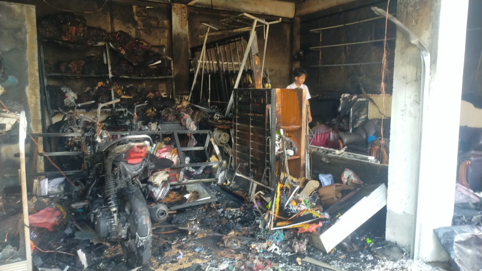 Api melalap ruko di Gianyar Senin (22/7).