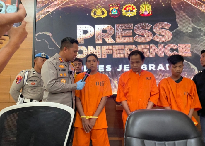 JALAN TERUS : Tersangka Agus Winato saat digiring di Aula Polres Jembrana, Kecamatan Jembrana, Jembrana, Rabu (24/7).
