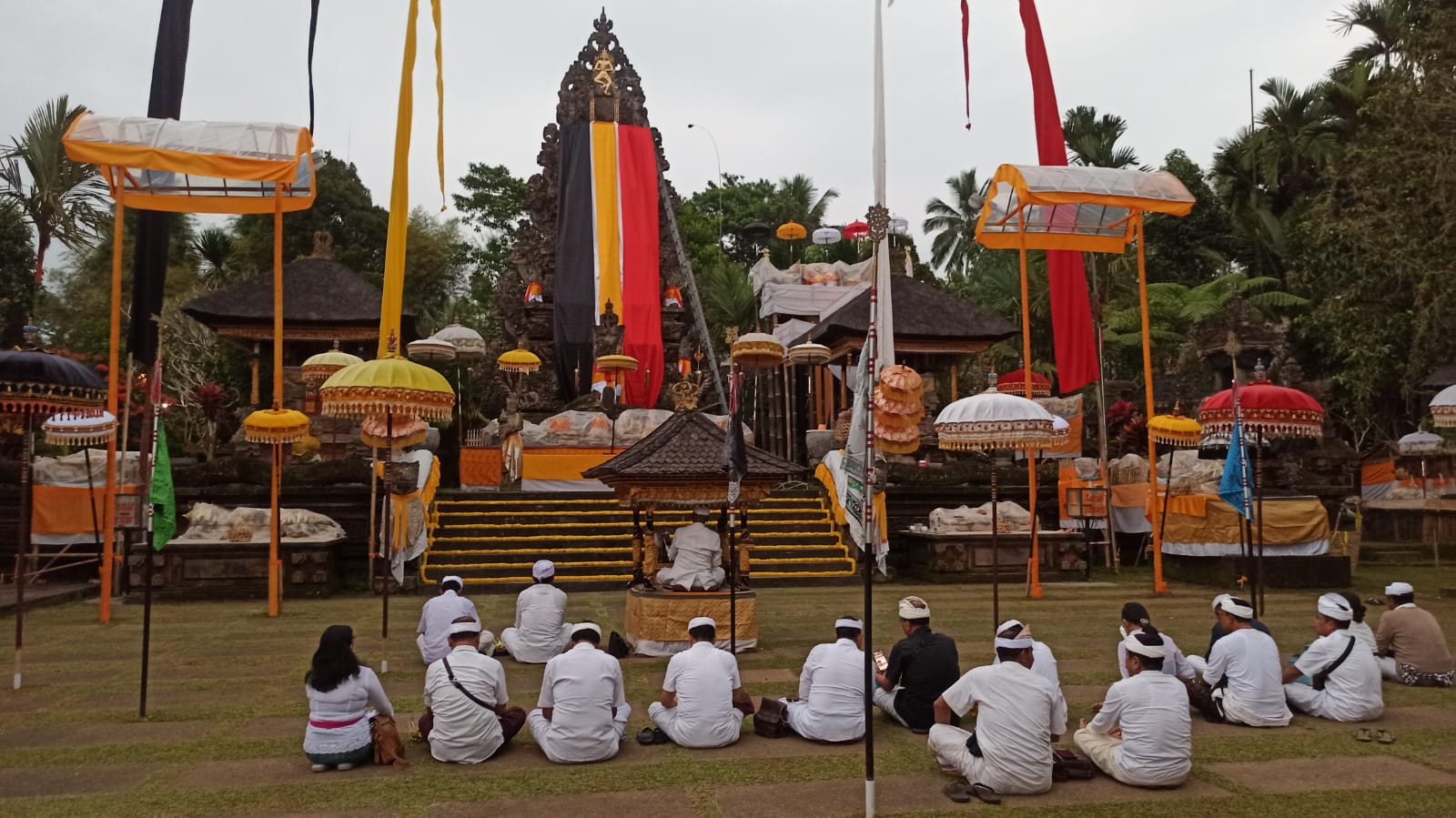 Areal Pura Mandara Giri Senduro, Lumajang, Jawa Timur yang memiliki sejarah panjang dalam pendiriannya
