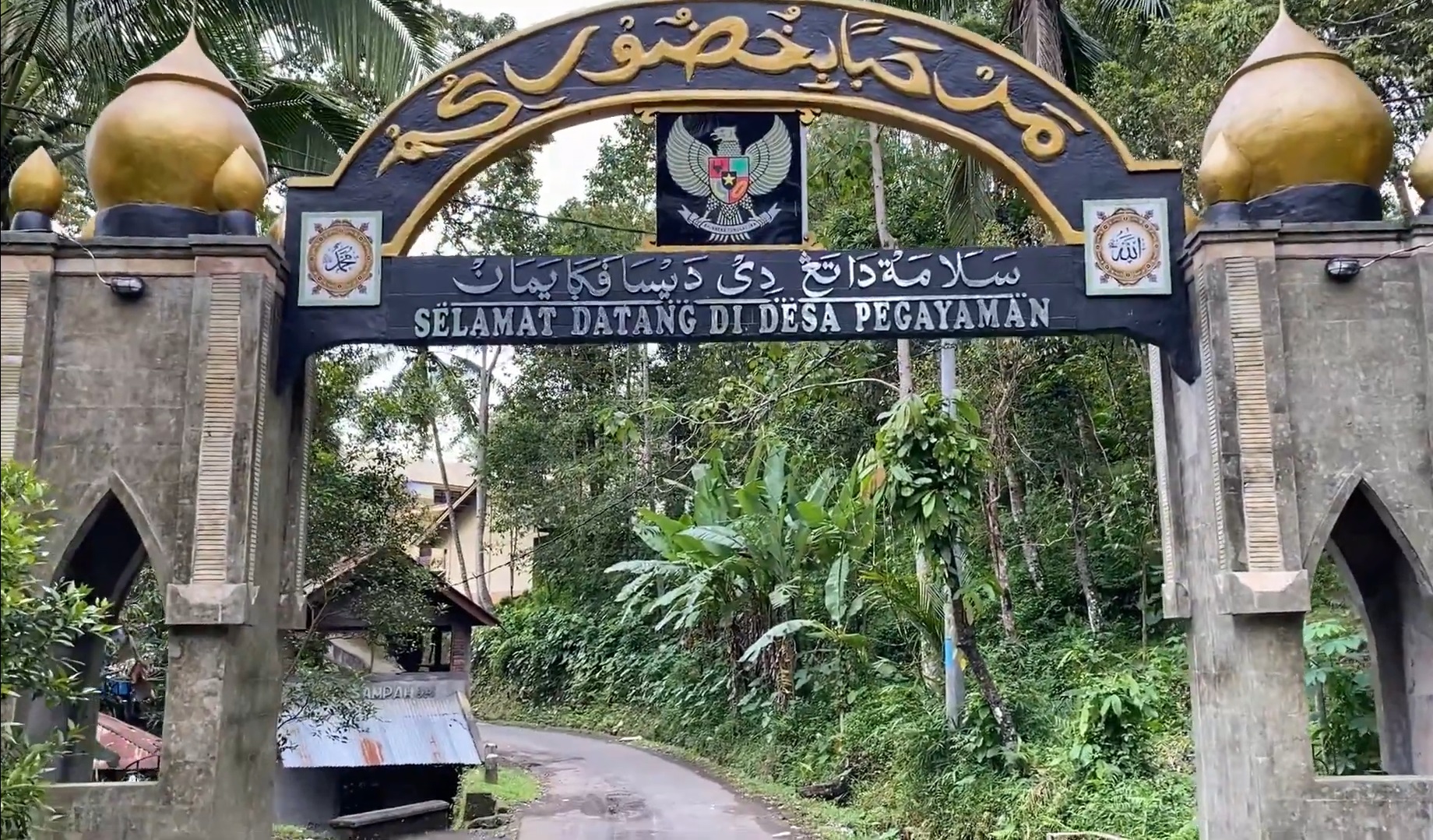 Pintu gerbang masuk Desa Pegayaman, Kecamatan Sukasada, Buleleng