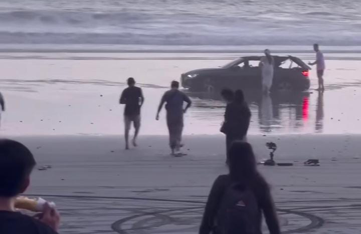 Insiden mobil terjebak di pasir pantai terjadi saat foto prewedding