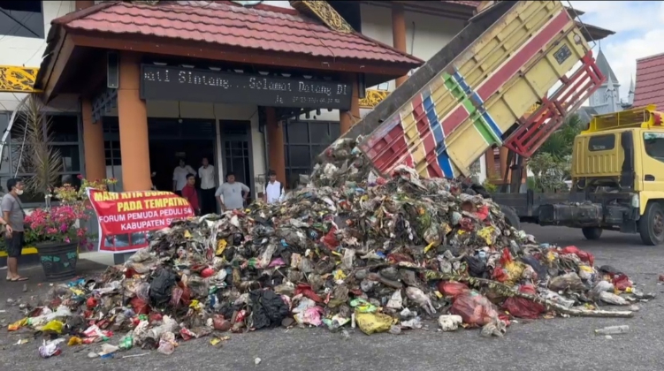 Kantor Bupati dan DPRD Sintang mendapat kiriman sampah