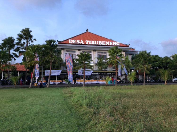 Tampak depan Kantor Desa Tibubeneng