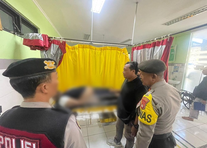 Polisi saat mengevakuasi wisatawan yang meninggal dunia di Nusa Penida.