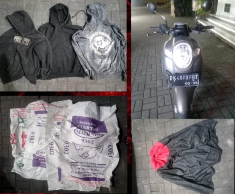 BARANG BUKTI:  Sejumlah barang bukti yang berhasil diamankan Polsek Mengwi, namun polisi masih memburu penadah yang membeli hasil curian spesialis ayam aduan ini.