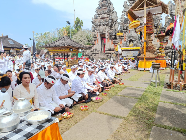 Pemerintah Kabupaten Gianyar ikut menyemarakkan Karya Panca Wali Krama di Pura Mandara Giri Semeru Agung, Lumajang, Jawa Timur. Pada Rabu (24/7) pagi.