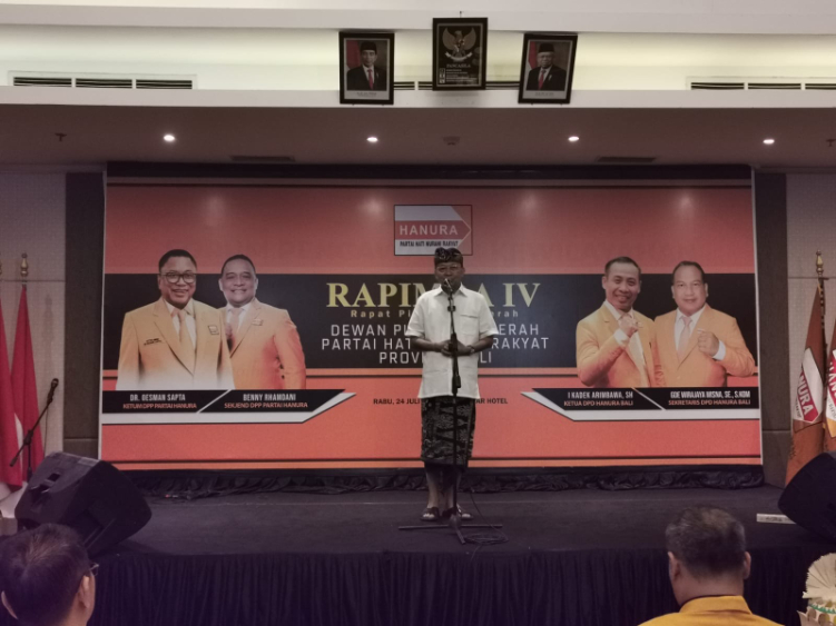 Ketua DPD PDI Perjuangan (PDIP) Bali, Wayan Koster, menghadiri Rapat Pimpinan Daerah (Rapimda) Partai Hanura di Denpasar