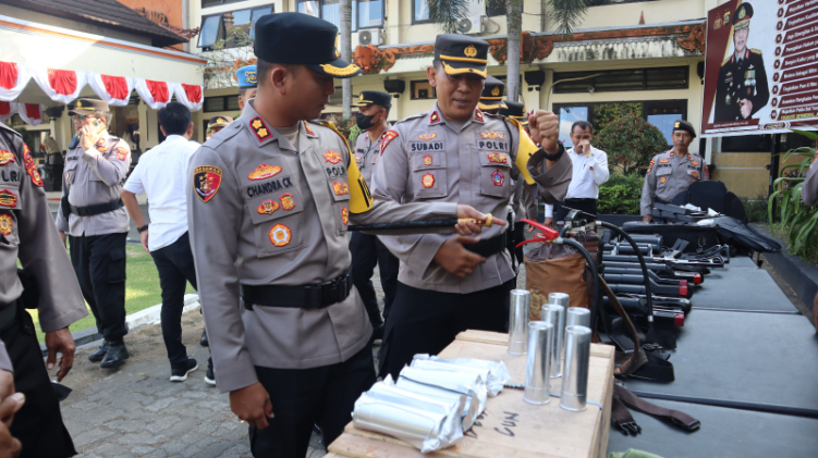 Kapolres Tabanan, AKBP Chandra Citra Kesuma, melakukan pengecekan Persiapan sarana dan prasarana dalam proses pengamanan Pilkada Serentak 2024 November mendatang.