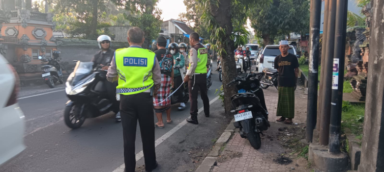 petugas kepolisian Gianyar melakukan olah TKP kecelakaan di Jalan Raya Wanayu, Desa Bedulu, Kecamatan Blahbatuh, Gianyar, pada hari Rabu (24/7) sekitar pukul 17.00 WITA.