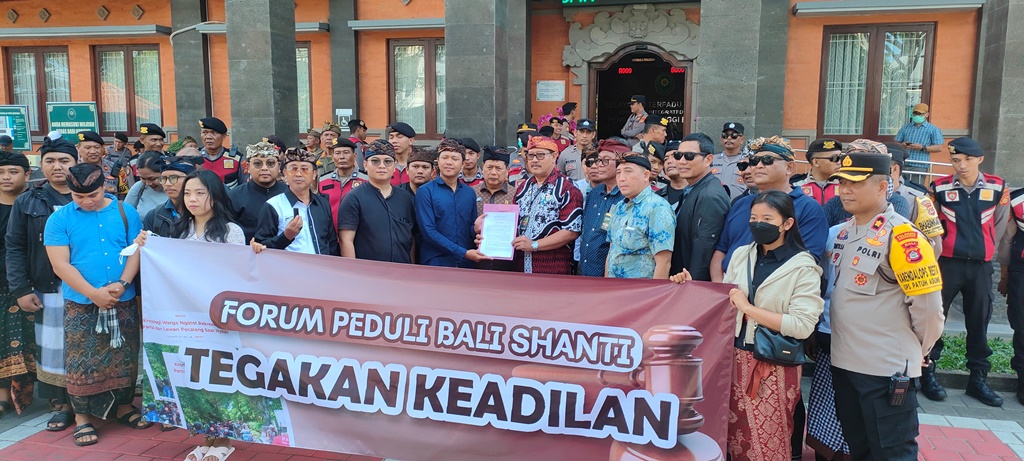 DEMO: Massa aksi Forum Peduli Bali Santhi menyampaikan aspirasi di Kejaksaan Tinggi Bali dan Pengadilan Tinggi Denpasar.