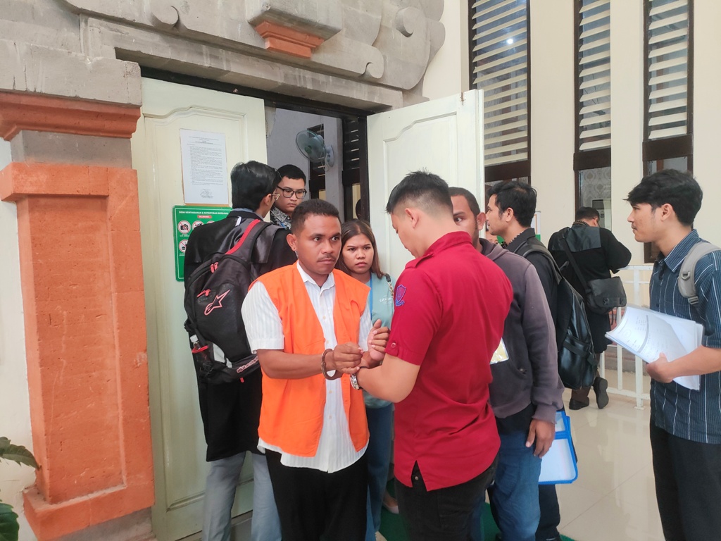 DISIDANG: Terdakwa Robert Ayub Ottu menjalani sidang tuntutan di Pengadilan Negeri Denpasar. Dia dituntut penjara dua tahun meski sudah berlaku sopan.