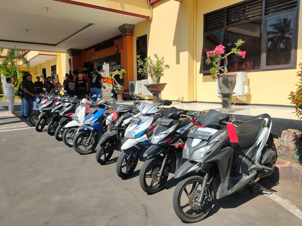 NARKOBA: Sejumlah sepeda motor hasil kejahatan trio maling  yang gunakan taktik cerdik saat beraksi di Buleleng. Namun apes, mereka akhirnya ditangkap Polres Buleleng.