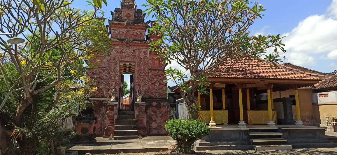 Pintu Gerbang Merajan Geriya Gede Banjar yang erat kaitannya dengan sejarah berdirinya Desa Banjar