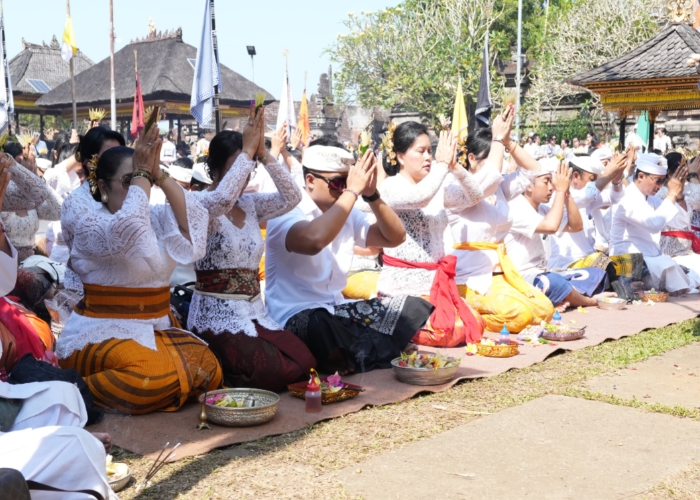 PENGANYARAN: Sekda Adi Arnawa bersama Ketua TP PKK Nyonya Seniasih Giri Prasta dan Ketua DWP Nyonya Rasniathi Adi Arnawa saat Bhakti Penganyar di Pura Mandhara Giri Semeru Agung.