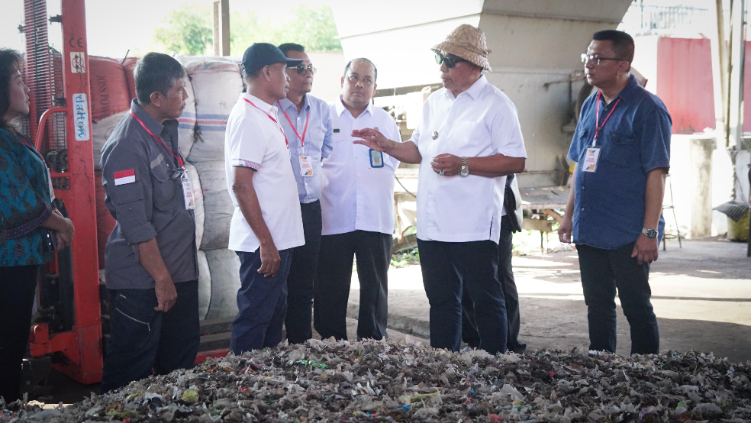 BELUM OPTIMAL: Pemantauan pengoperasian mesin pengolahan sampah menjadi RDF di TPA Peh, Desa Kaliakah, Kecamatan Negara.
