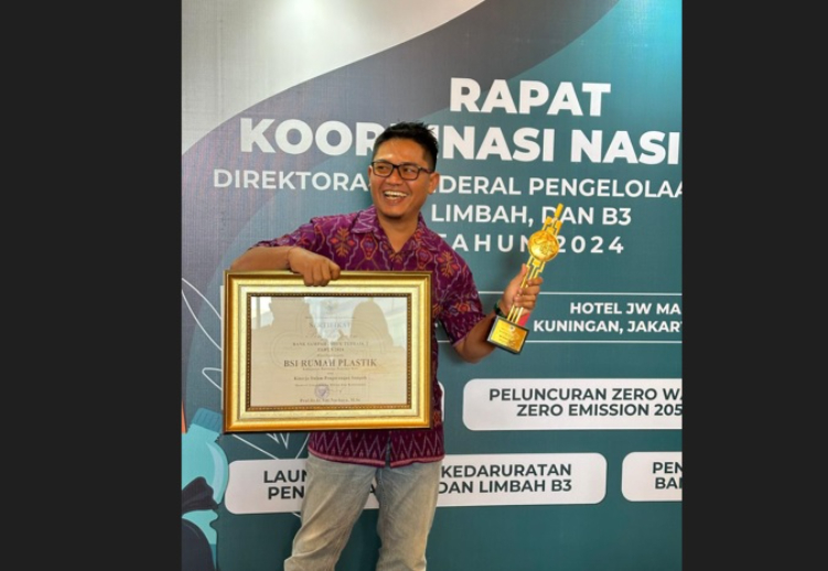 Putu Eka Darmawan, pendiri BSI Rumah Plastik Mandiri saat menerima penghargaan di Jakarta