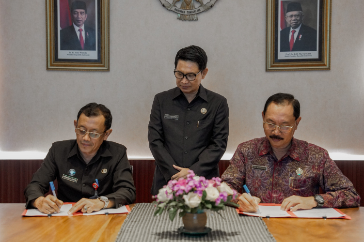 Kadis Dukcapil AA. Ngurah Arimbawa dan Kadis Perinaker Putu Eka Merthawan menandatangani MoU pemanfaatan data kependudukan yang disaksikan Sekda Adi Arnawa, Selasa (23/7).