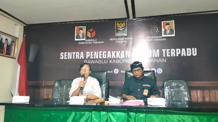Ketua Bawaslu Tabanan I Ketut Narta dan anggota Bawaslu Tabanan, Ni Putu Ayu Winari dalam penyampaian hasil temuan Bawaslu Tabanan selama proses Coklit Pilkada 2024