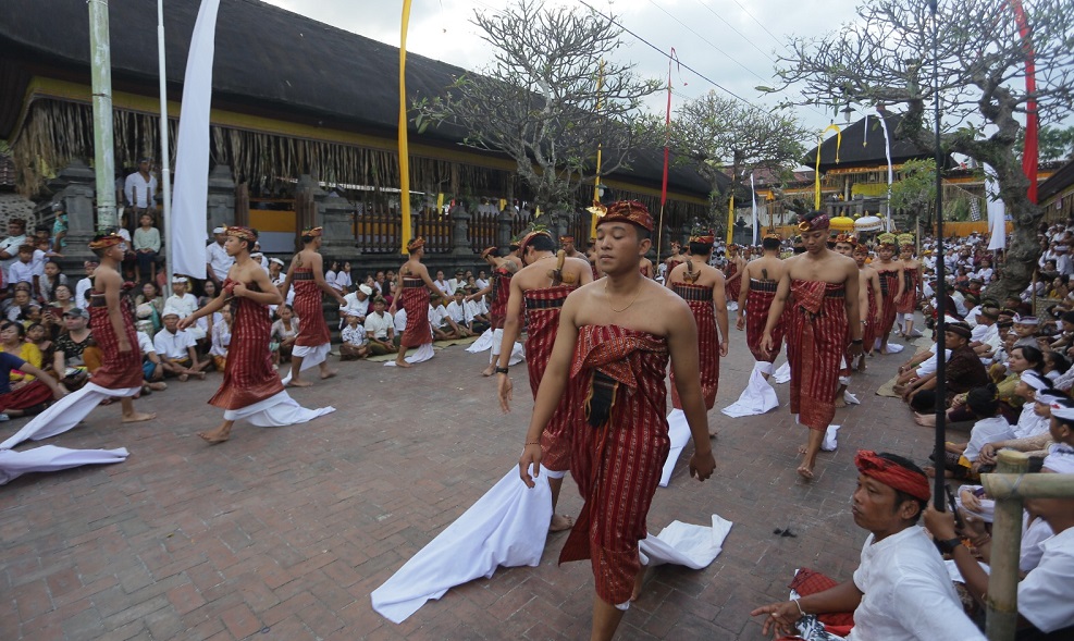 Sejumlah penari dalam Tari Abwang di Desa Bugbug Karangasem, Bali