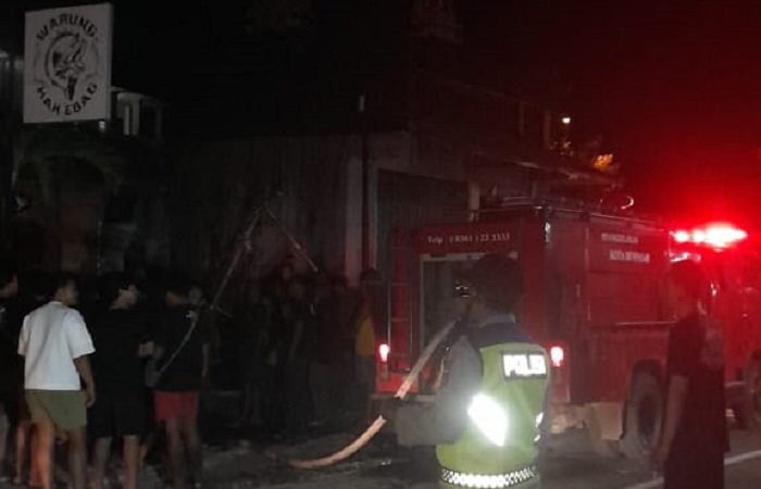 Warung Kak Ebag di Pemogan, Denpasar terbakar.