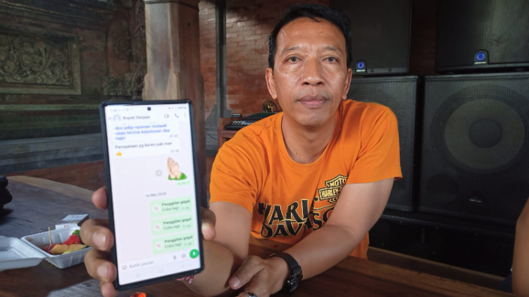 Nyoman Mulyadi menunjukan bukti dirinya sudah menelpon Ketua DPC PDIP Tabanan Komang Gede Sanjaya pada tanggal 16 Mei lalu.