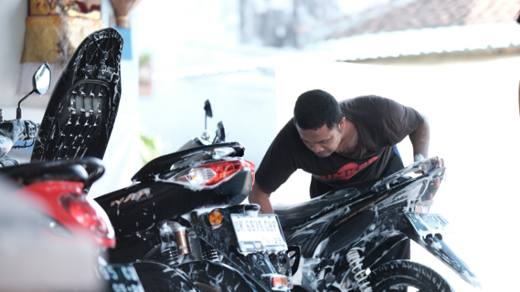 Ramai diserbu pelanggannya, layanan cuci motor Lapas Tabanan laris manis menjelang Tumpek Landep.