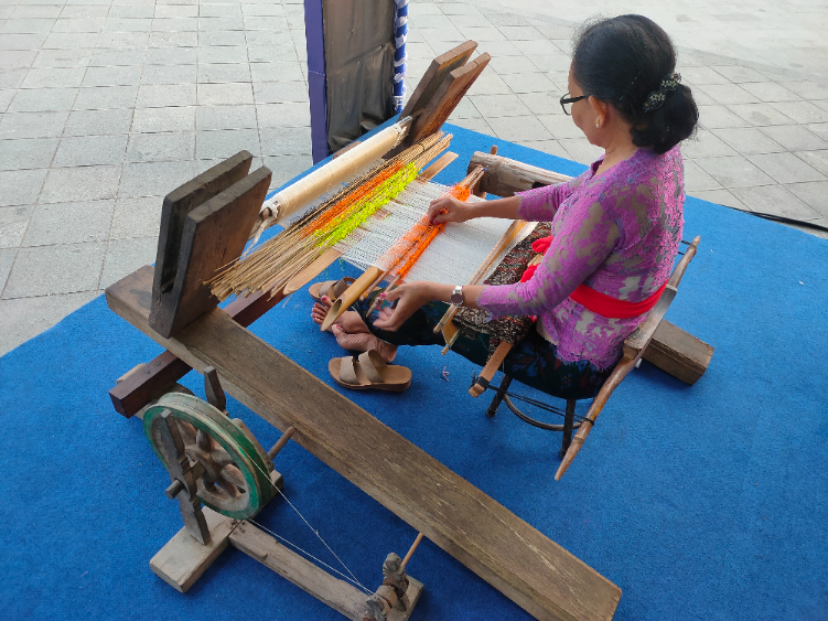 Perajin tenun songket Beratan, Luh Resiani sedang menenun kain songket dengan motif Tambalan.