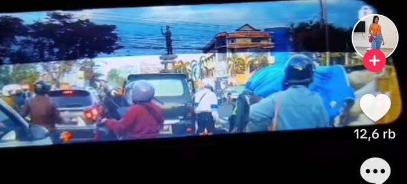 Beredar video detk-detik truk terguling di Perempatan Ubung  Gatsu Barat Denpasar