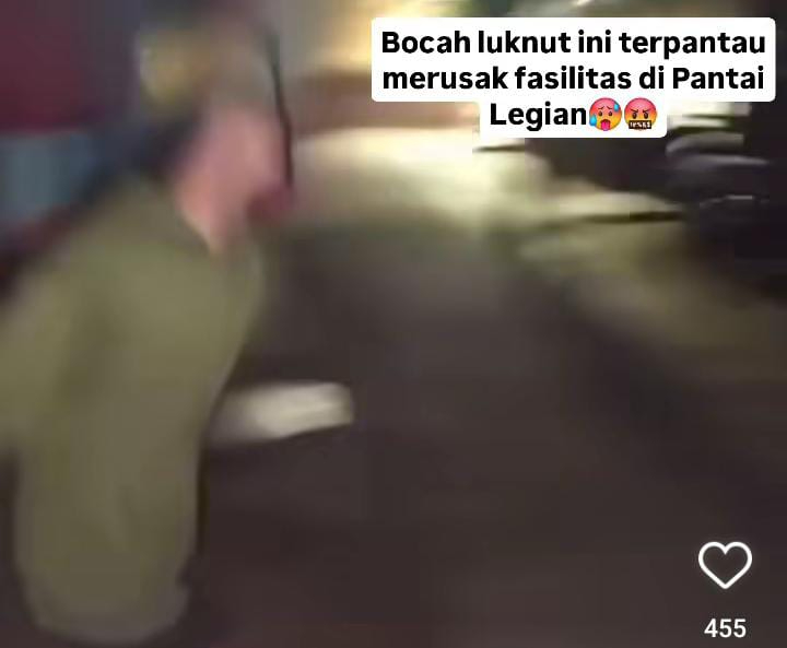 Seorang pemuda merusak fasilitas umum di Pantai Legian Kuta Bali