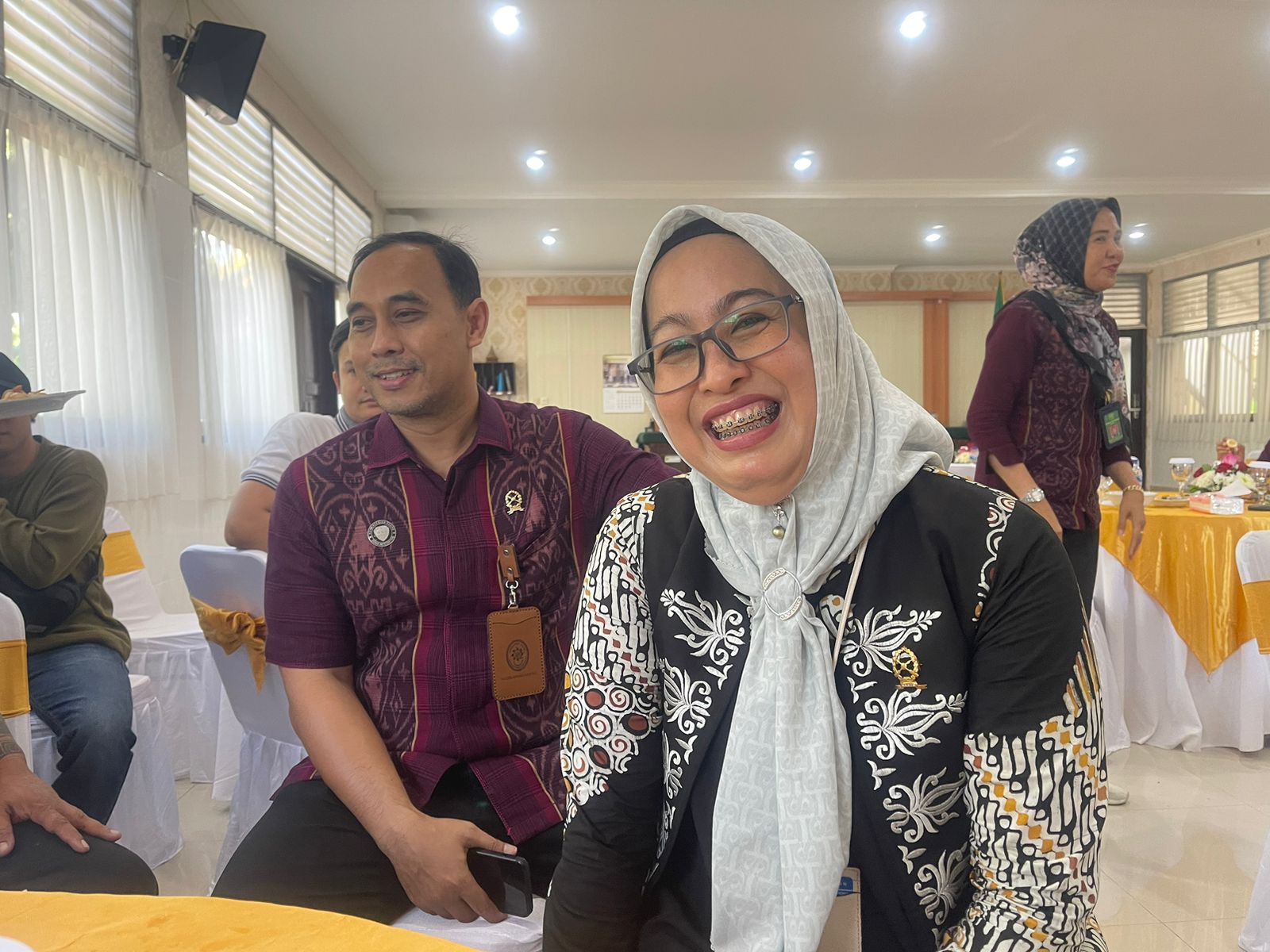 SENYUM: Waka PN Denpasar Heriyanti (kanan) tampak tersenyum usai pelantikan, didampingi Juru Bicara PN Denpasar Gede Putra Astawa.