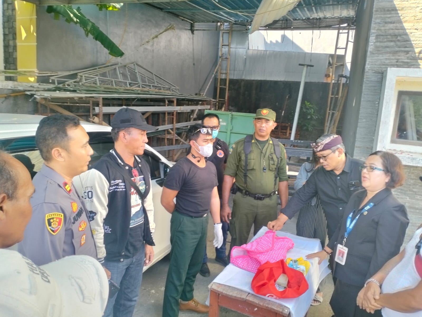 MALANG: Bayi malang yang diduga dibuang orang tuanya di Bali tersebut ditemukan dalam kantong plastik sampah.