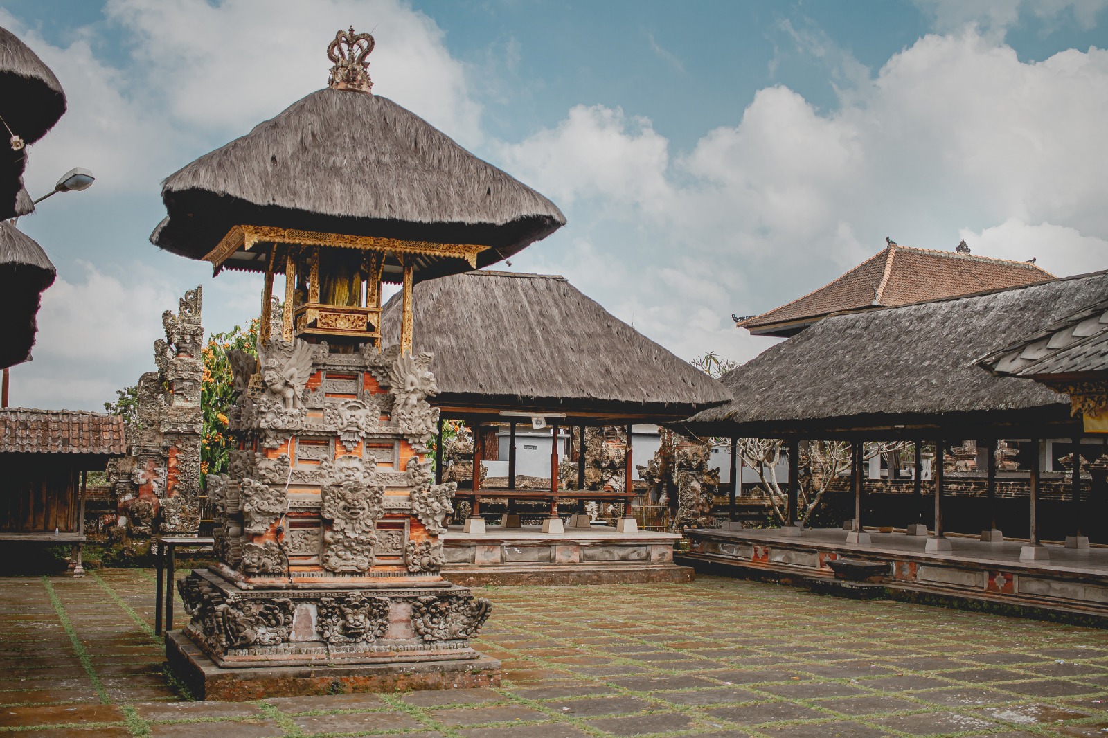 Pura Ulun Kulkul Besakih sebagai stana Dewa Mahadewa serta terdapat kulkul keramat