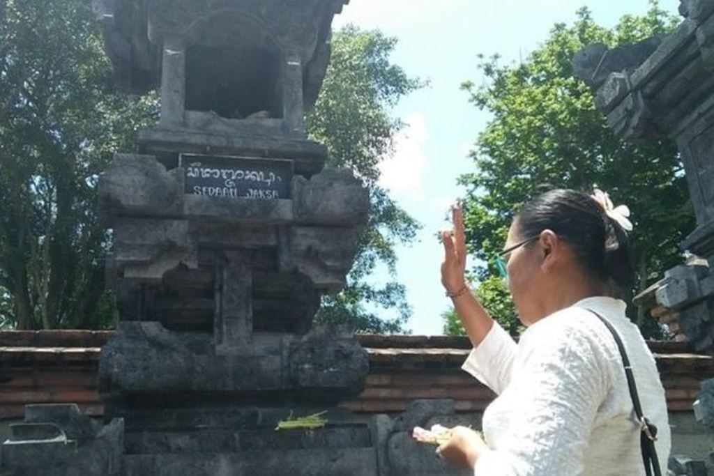 Pura Dalem Belega di Blahbatuh, Kabupaten Gianyar, Bali, memiliki keunikan tersendiri dengan adanya Palinggih Polisi dan Palinggih Sedaan Jaksa.