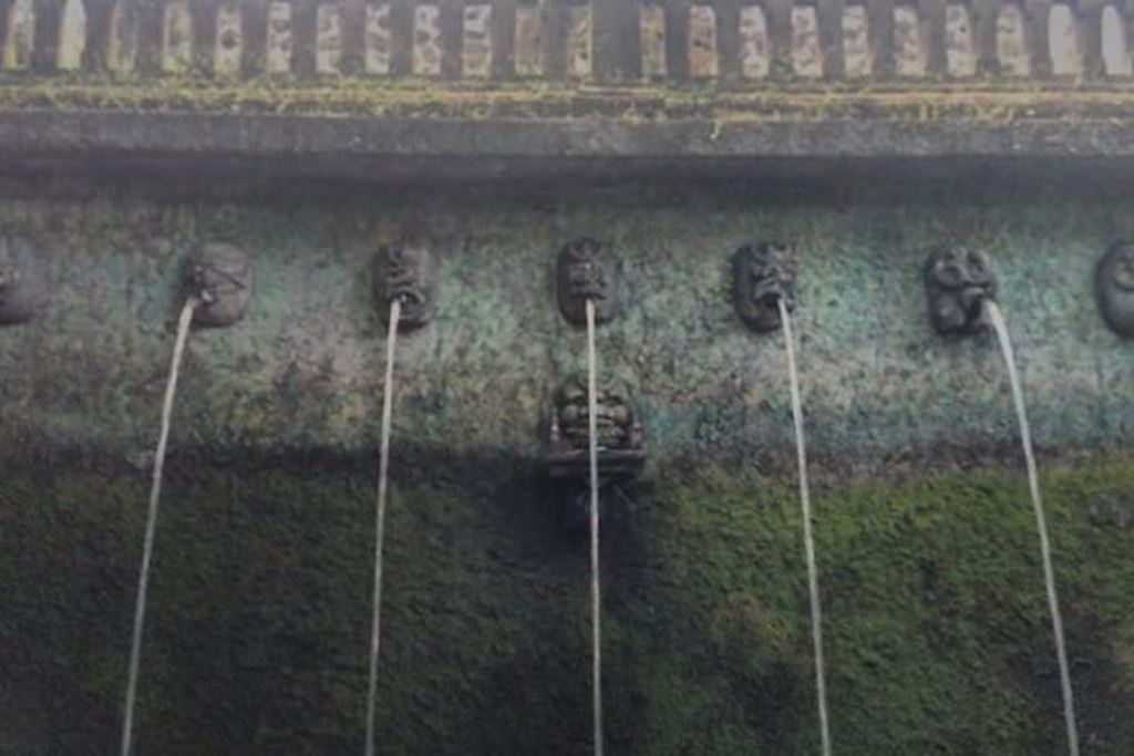 Beji Waringin Pitu, yang terletak di Desa Adat Kapal, Kecamatan Mengwi, Kabupaten Badung, Bali