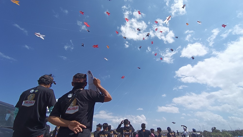 NONTON: Festival layang-layang di Pantai Padanggalak