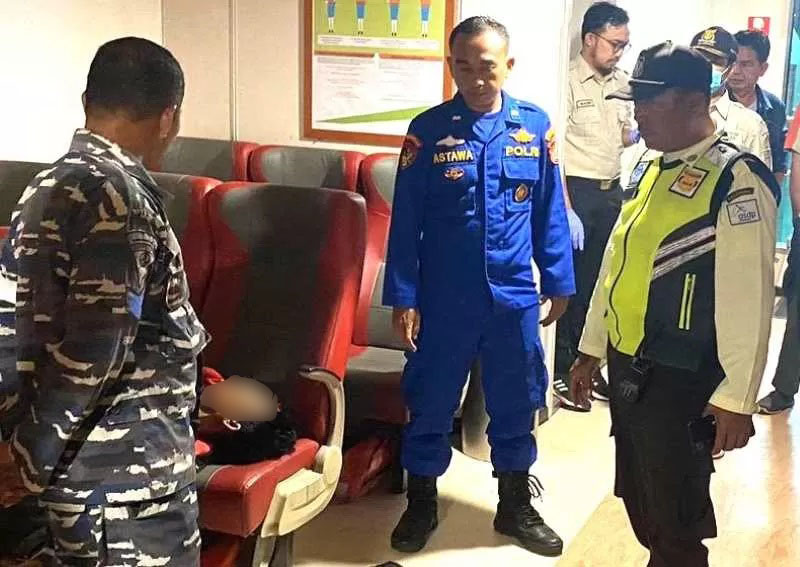 MENGENASKAN : Korban saat ditemukan meninggal dunia di dek penumpang usai menempuh perjalanan laut dari Lembar menuju Pelabuhan Padangbai pada Jumat dini hari (26/7/2024).(Istimewa)